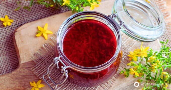 Johanniskrautöl hilft der Haut sich selbst zu heilen und macht sie durchlässiger für die Sonne an dunklen Tagen. Erfahre, wie du das Öl selbst herstellst!