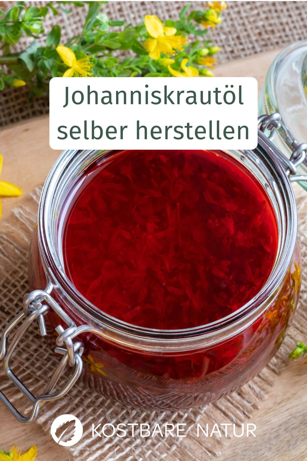 Johanniskrautöl hilft der Haut sich selbst zu heilen und macht sie durchlässiger für die Sonne an dunklen Tagen. Erfahre, wie du das Öl selbst herstellst!