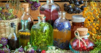 Selbstgemachte Wildkräutern-Tinkturen sind fantastisch, wenn du aber auf Alkohol verzichten möchtest, kannst du diese einfache Alternative nutzen.