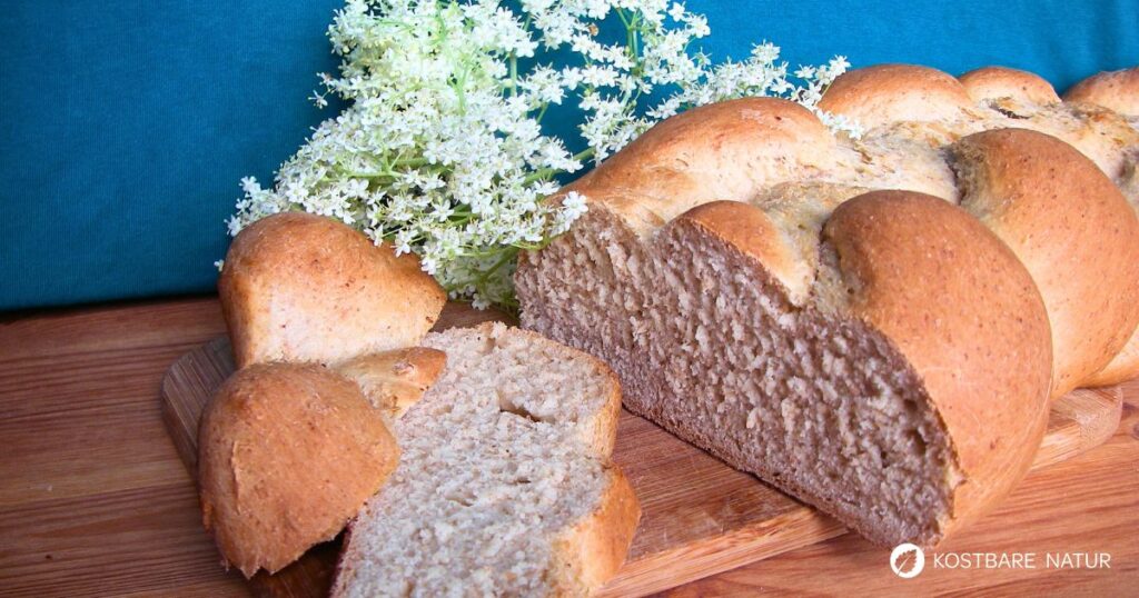 Hast du schon einmal mit Holunderblüten gebacken? Dieses Rezept für Hefezopf mit Holunderblüten ist einfach und das Ergebnis einfach köstlich!