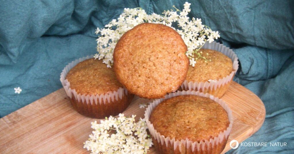 Holunderblüten sind nicht nur hübsch anzusehen, sondern besitzen auch ein blumiges Aroma. So nutzt du sie in Muffins mit Holunderblüten!