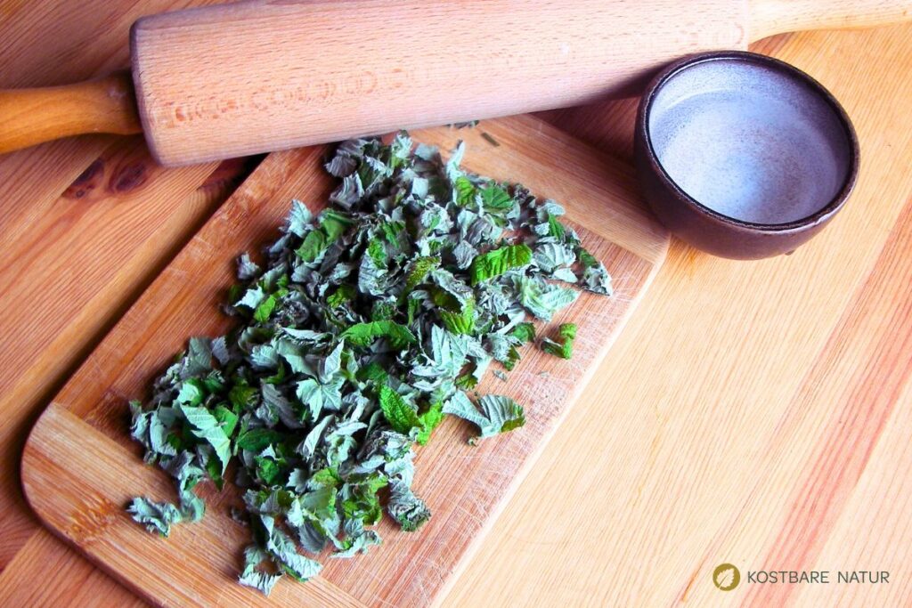 Brombeerblätter auf Brett