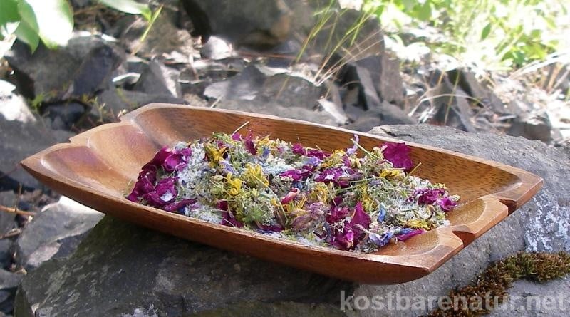 Im Sommer begegnen uns auf jeder Wanderung schöne Wildblumen. Diese Blüten sind hervorragende für schöne, bunte aber auch heilsame Badezusätze geeignet!