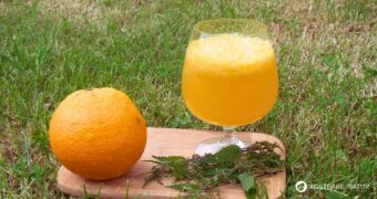 Auch wenn die Blüten der Brennnessel unscheinbar sind, können sie gesund sein. Hier ein Rezept für köstlichen Brennnesselsirup!