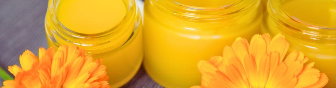 Eine Salbe mit Ringelblumen ist eines der besten Heilmittel für Verletzungen, Entzündungen und andere Hautprobleme. So stellst du sie her.