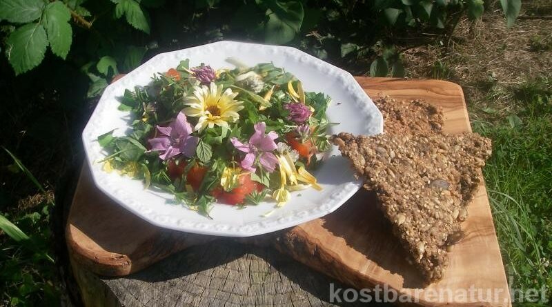 Dieser Salat mit wilden Kräutern und Blüten ist ein Schmaus für Gaumen und Augen.