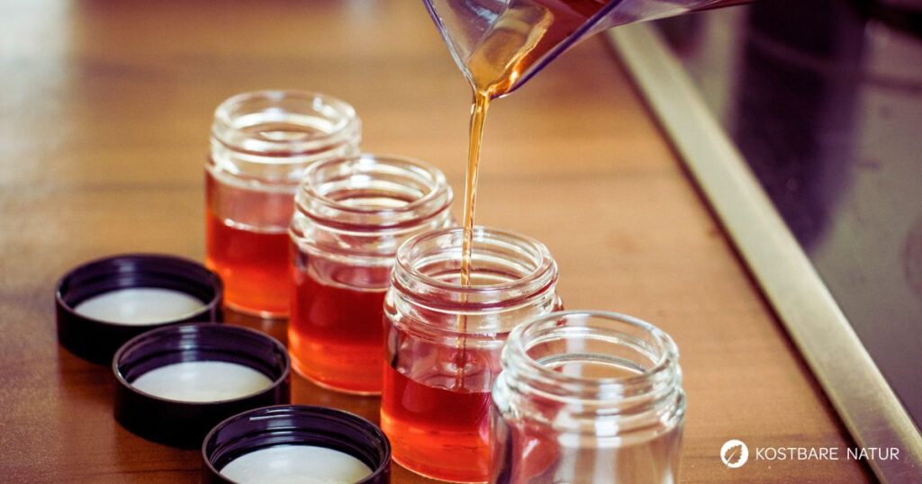 Heilende und aufmunternde Johanniskraut-Salbe lässt sich leicht selbst herstellen. Ein Grundrezept mit nur zwei Zutaten und nach Belieben erweiterbar.