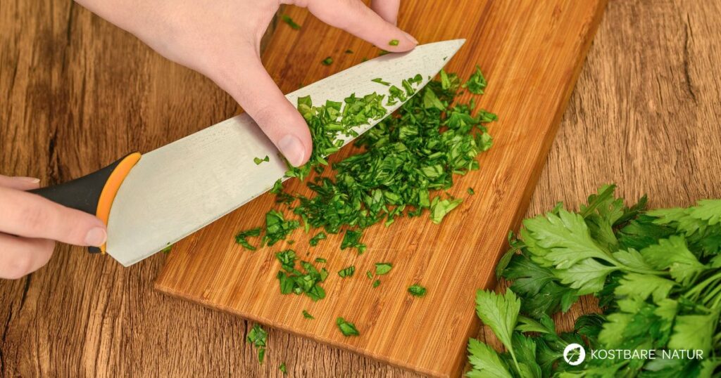 Liebstöckel fein gehackt zum Würzen.