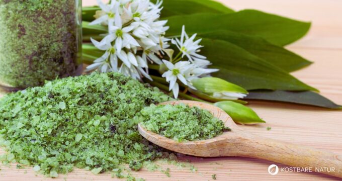 Bärlauchsalz-Rezept: Du brauchst 200 g Bärlauch, 1000 g Salz. Mit wenigen Handgriffen lässt sich das Bärlauch-Aroma im Würzsalz bewahren.