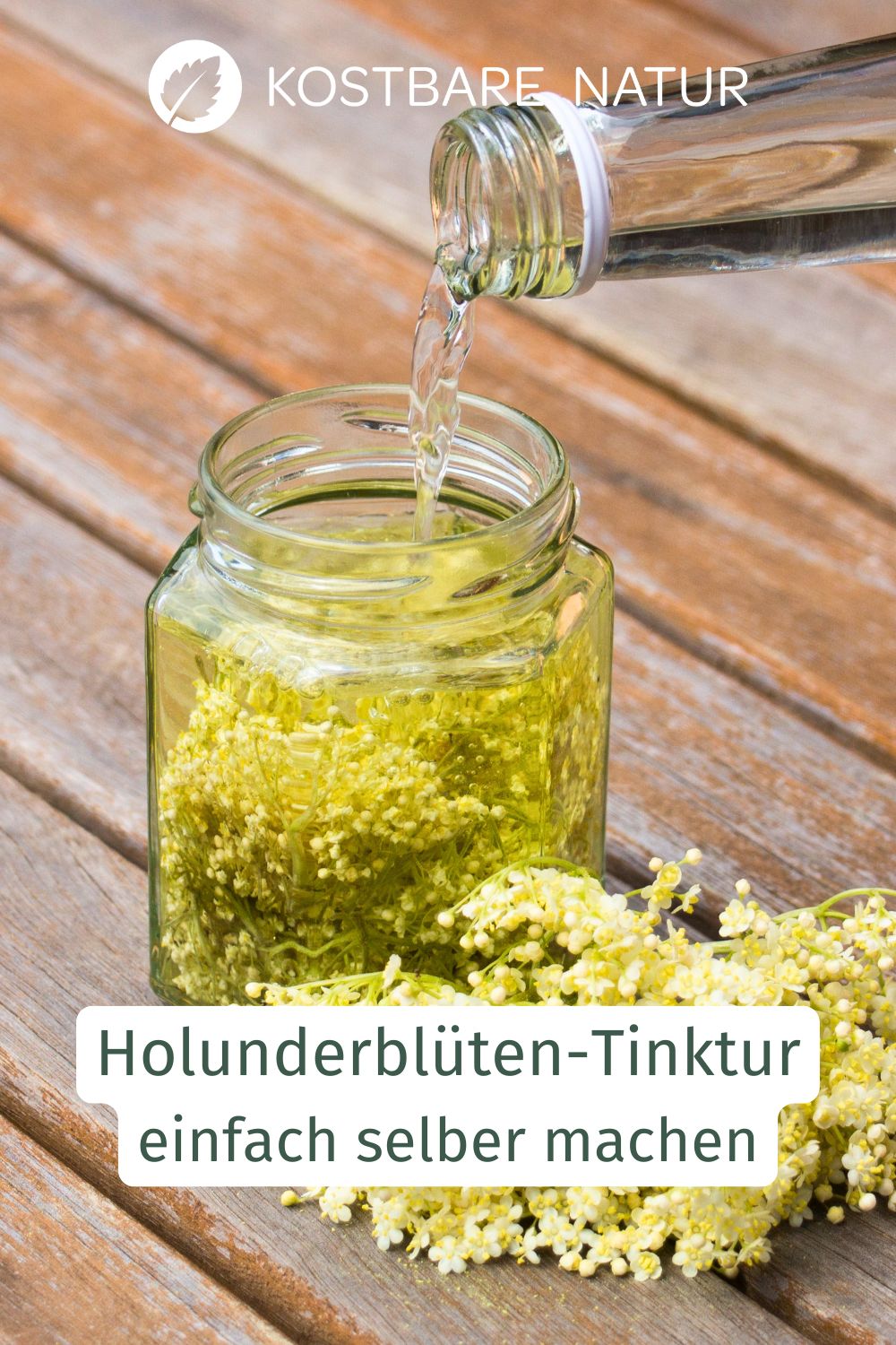 Die Holunderblüten sind reich an ätherischen Ölen. Mit einer Holunderblütentinktur kannst du die Heilkräfte haltbar machen.