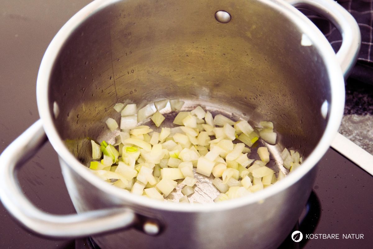 brennnesselsuppe-rezept-2 (2) Zwiebeln andünsten