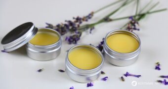 Lippenbalsam aus dem Supermarkt enthält oft bedenkliche Inhaltsstoffe. Ein Lavendel-Lippenbalsam wirkt und ist schnell selbst gemacht!