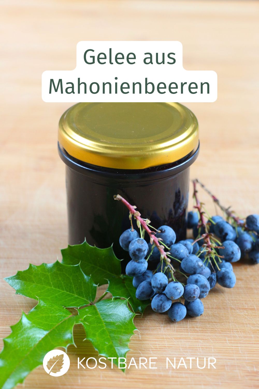 Koche Saft aus den Beeren der häufig vorkommenden Mahonie ein und du erhältst nicht nur ein leckeres fruchtig-säuerliches Gelee aus Mahonienbeeren.