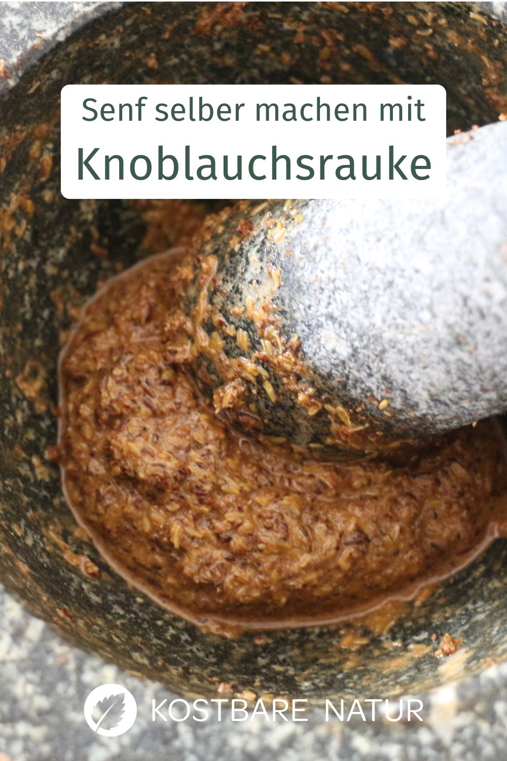 Die Knoblauchsrauke ist als Wilder Senf bekannt. Ihre Samen schmecken ähnlich scharf. So machst du Senf daraus!