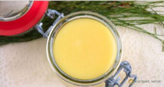 Hier erfährst du, wie man aus Ackerschachtelhalm eine leichte Lotion anrührt – inklusive Tipps zu Hygiene, Haltbarkeit und Anwendung.