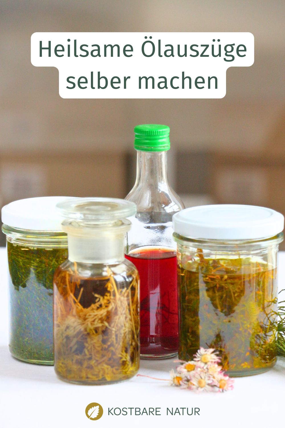 Mit deinen liebsten Heilpflanzen und Wildkräutern kannst du ganz einfach einen Ölauszug herstellen und für Massagen, Salben oder Lotions weiter verwenden.