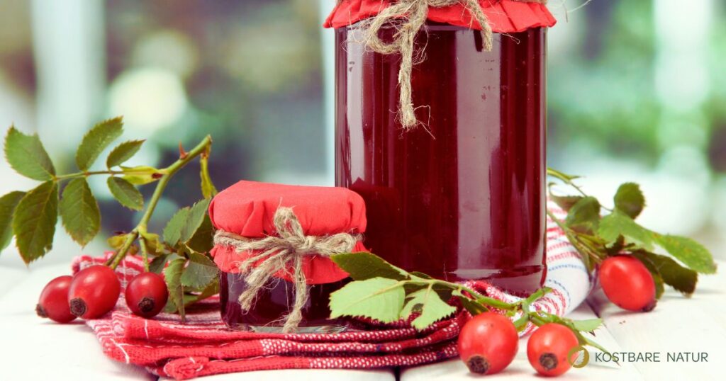 Das regionale Superfood Hagebutte kannst du dir auf vielfältigste Weise zunutze machen. Beispielsweise für köstliche Marmelade!
