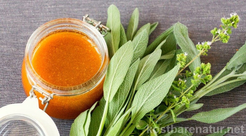 Nutze Honig als Alternative zu Alkoholtinkturen, um gesunde Wirkstoffe von Heilkräutern haltbar zu machen.