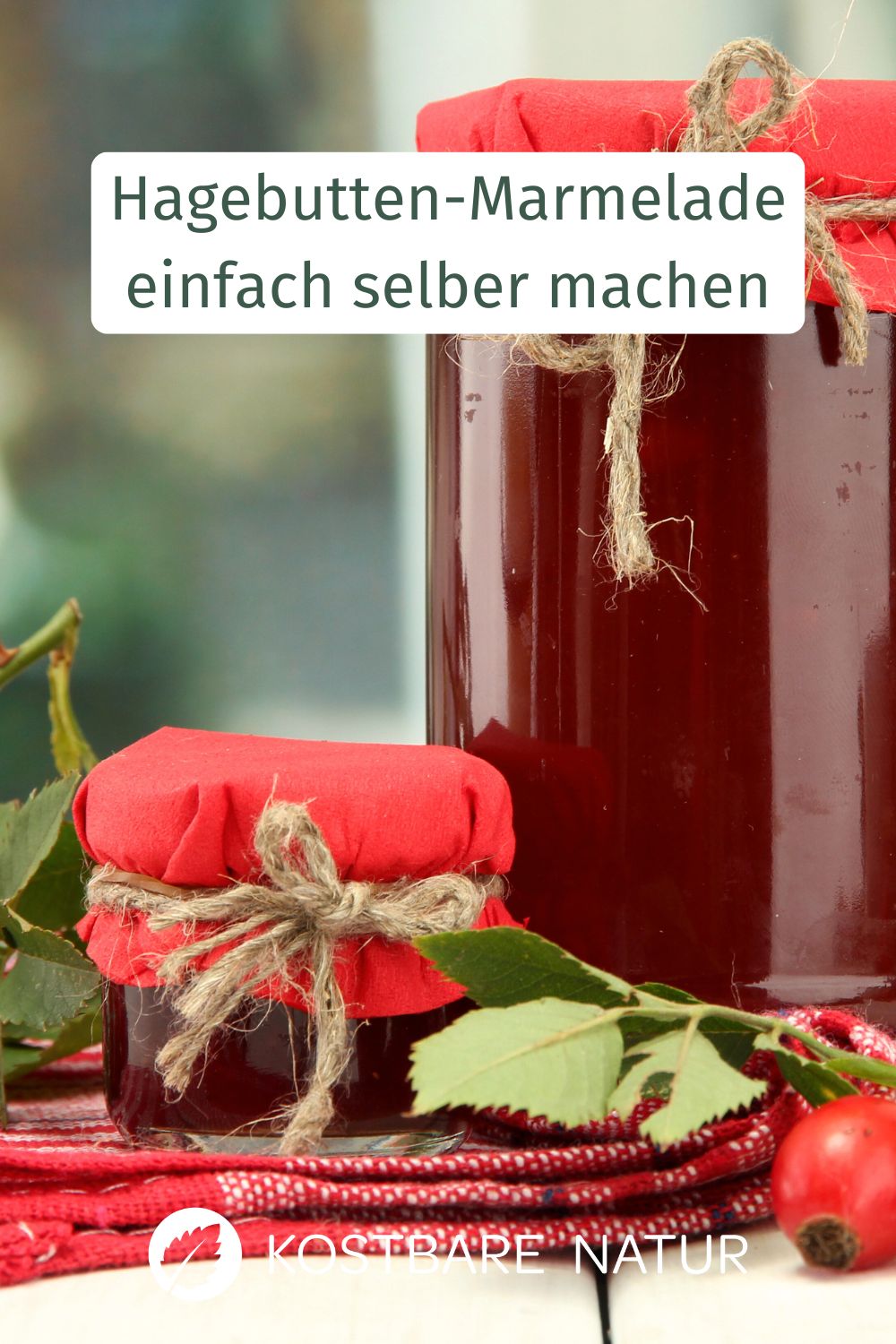 Das regionale Superfood Hagebutte kannst du dir auf vielfältigste Weise zunutze machen. Beispielsweise für köstliche Marmelade!