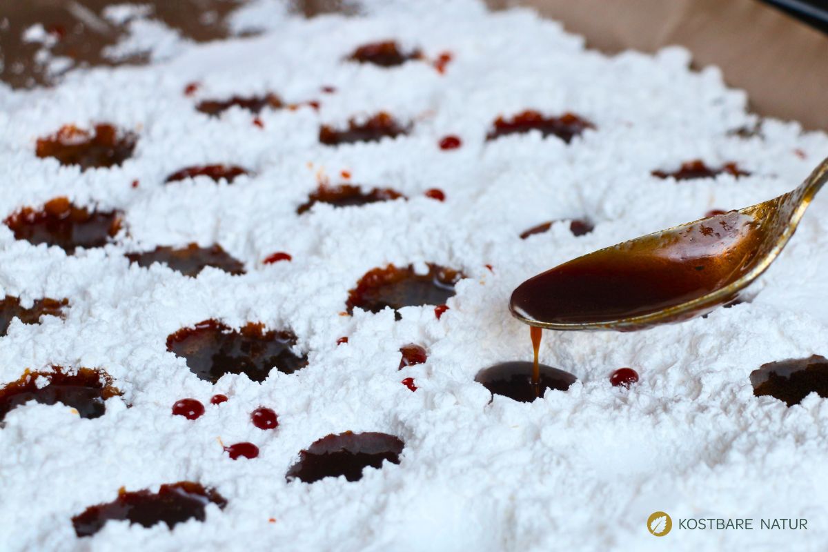 sanddorn-bonbons-selber-machen-2a (1) Bonbonmasse in Puderzucker gießen