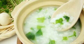 Diese Reis-Wildkräuter-Suppe wird in Japan traditionell zum Sieben-Kräuter-Fest im Januar serviert. Sie weckt Lebensgeister und regt die Verdauung an!
