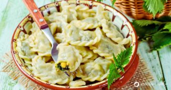 Diese Brennnessel Ravioli sind aromatische, selbst gemachte Teigtaschen mit cremiger Wildkräuterfüllung und feiner Zitronenbutter.