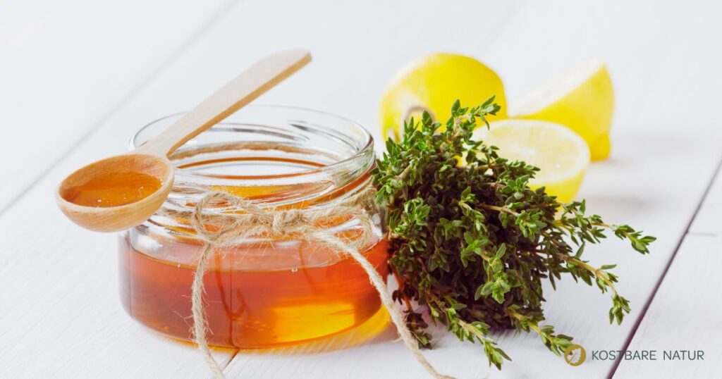 Thymian ist ein altbewährtes Heilmittel gegen Husten und Halsschmerzen. So einfach stellst du damit einen heilsamen Thymian-Hustensaft her.