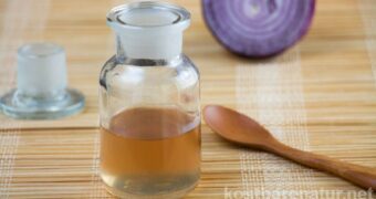 Aus der heilkräftigen Zwiebel und etwas Honig kannst du ganz einfach einen wirkungsvollen Hustensaft selber machen - auch für Kinder geeignet.