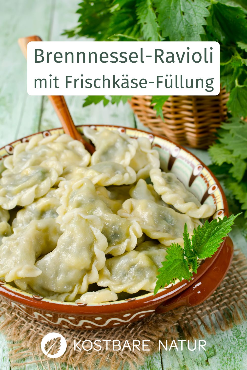 Diese Brennnessel Ravioli sind aromatische, selbst gemachte Teigtaschen mit cremiger Wildkräuterfüllung und feiner Zitronenbutter.