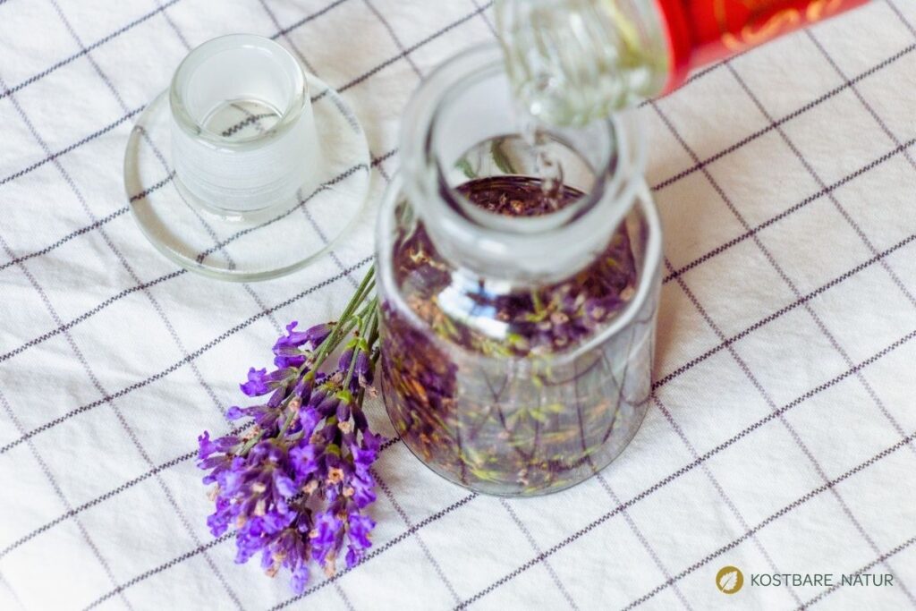 Alkohol auf Lavendelblüten gießen
