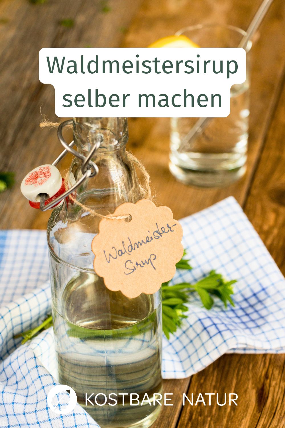 Der Geschmack von echtem Waldmeister weckt Frühlingsgefühle. Mit selbst gemachtem Waldmeistersirup kannst du das Aroma konservieren.