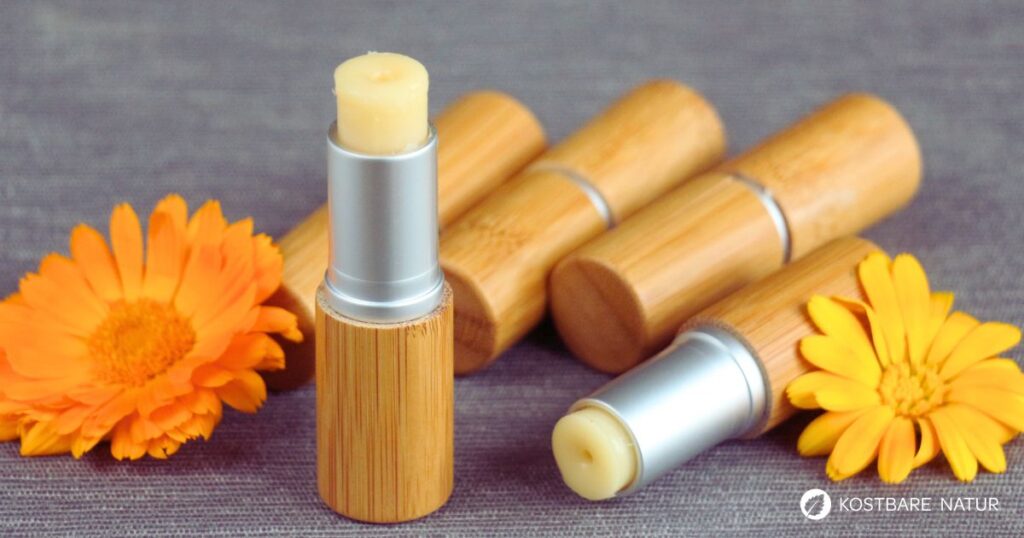 Wenn du sehr trockene und spröde Lippen hast, dann probier doch mal den heilenden Lippenbalsam mit Ringelblumen.