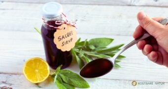 Salbei-Sirup ist schnell gemacht und lange haltbar. Er hilft bei Erkältung, Halsschmerzen und Heiserkeit.