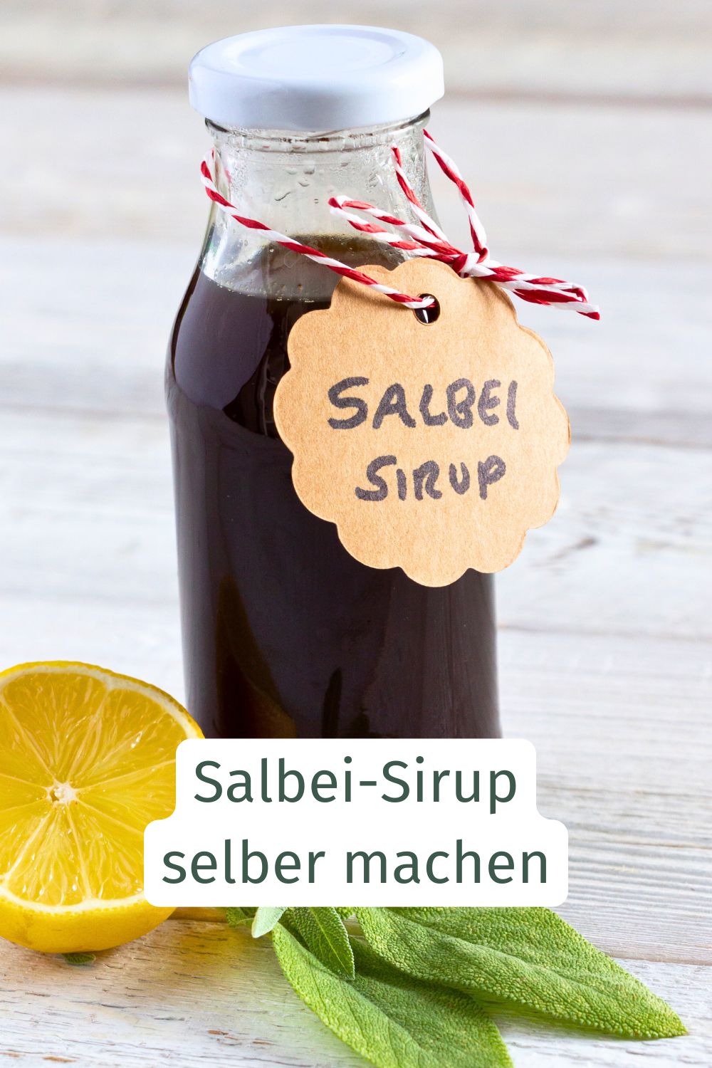 Salbei-Sirup ist schnell gemacht und lange haltbar. Er hilft bei Erkältung, Halsschmerzen und Heiserkeit.