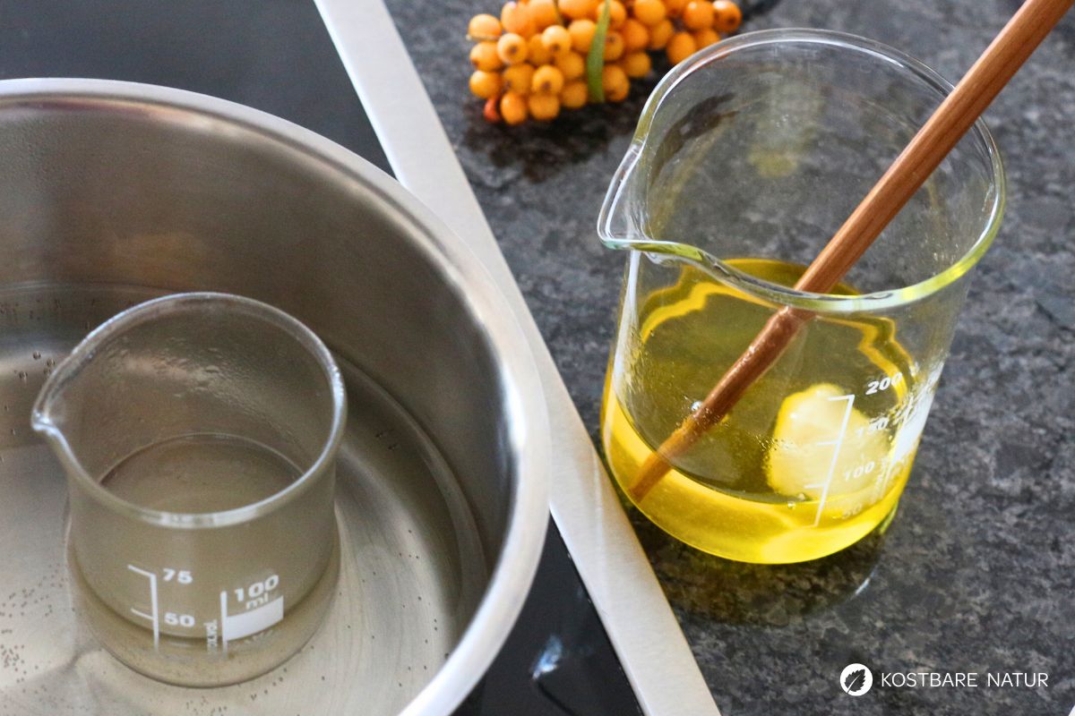 Sanddorntee im Wasserbad