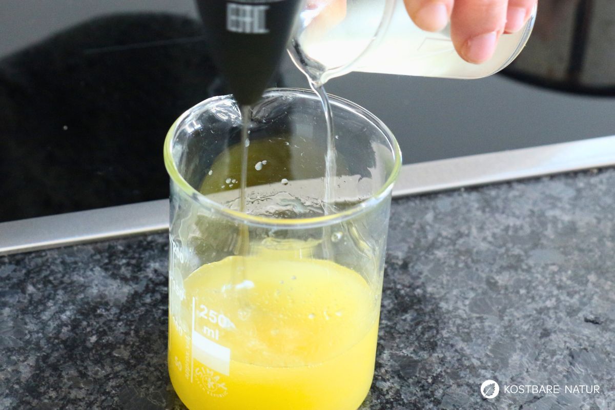 Sanddorntee ins Öl-Wachs-Gemisch rühren