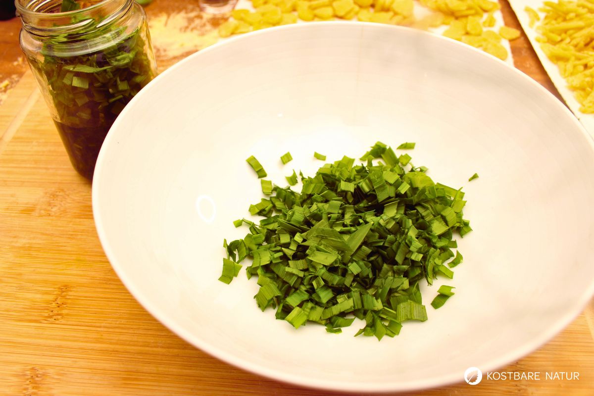 Wunderlauch-Pesto einfach selbst gemacht. Mildes Wildkräuterpesto mit wenigen Zutaten. Rezept, Variationen und Tipps zur Haltbarkeit.