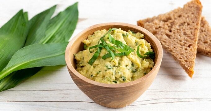Im Frühling wächst der vitamin- und mineralstoffreiche Bärlauch. Als köstliches Bärlauch-Hummus zubereitet, kannst du das gesunde Kraut abwechslungsreich genießen!