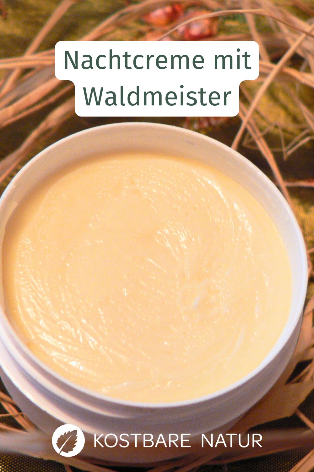 Eine Creme mit Waldmeister herzustellen ist viel einfacher als du vielleicht denkst. Hier zeige ich dir, wie du sie anrührst.