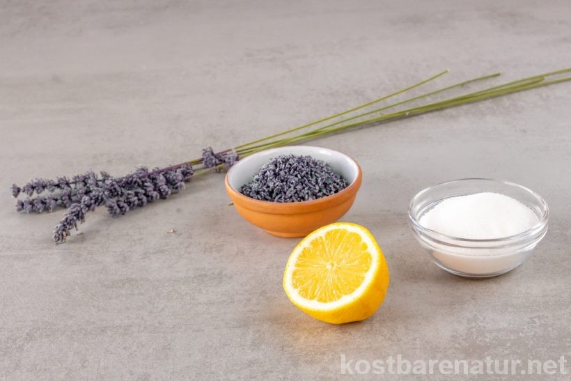 Lavendel-Limonade ist ein erfrischendes und zugleich gesundes Sommergetränk, das du schnell und einfach selber machen kannst.