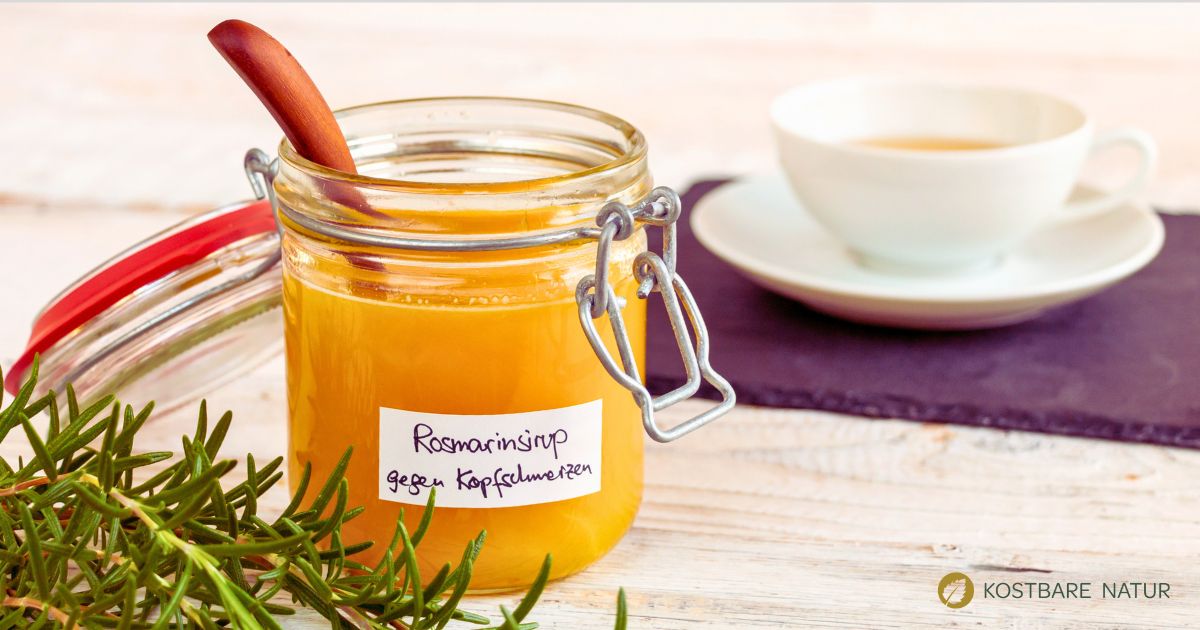 Ein selbst gemachter Rosmarinsirup mit Ingwer hilft gegen Kopfschmerzen - eine sanfte Alternative zu Kopfschmerztabletten.