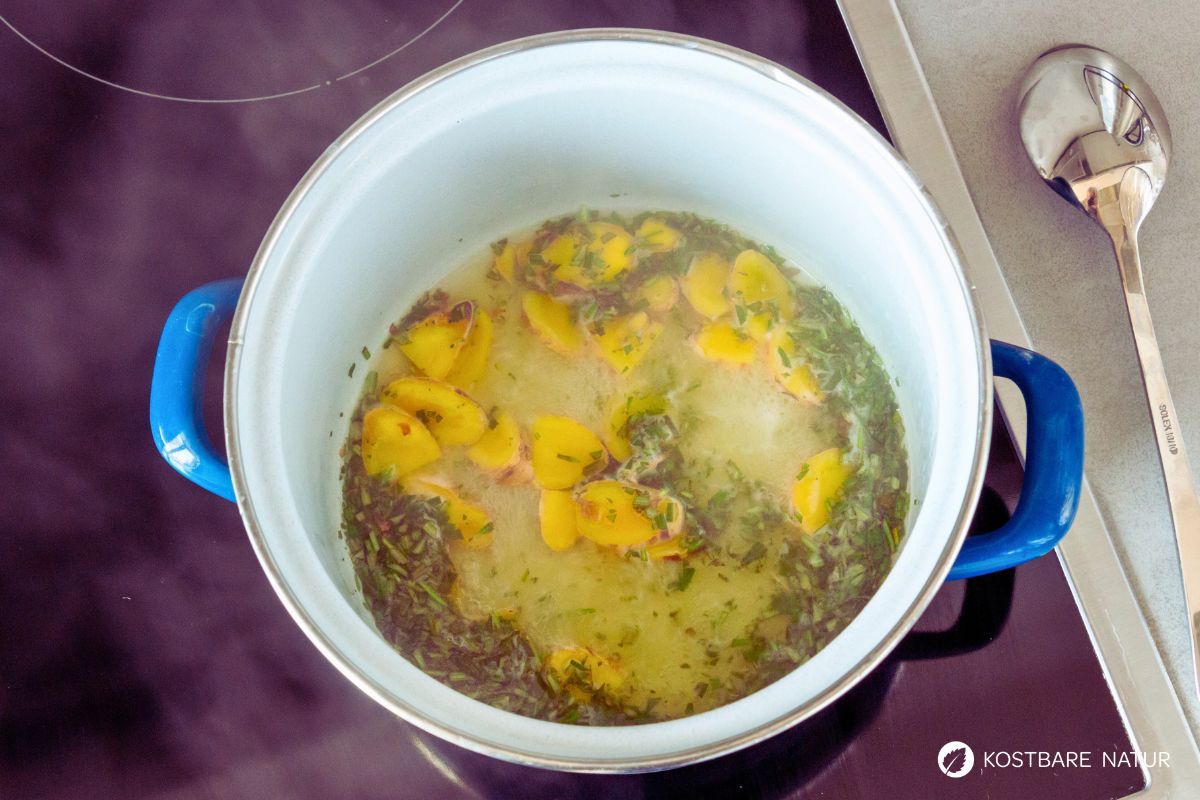 rosmarinsirup-rezept-2 (1) Rosmarin und Ingwer im Topf kochen