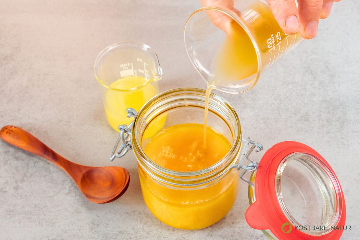 rosmarinsirup-rezept-2 (2) Rosmarinsud, Zitronensaft und Honig in Glas geben