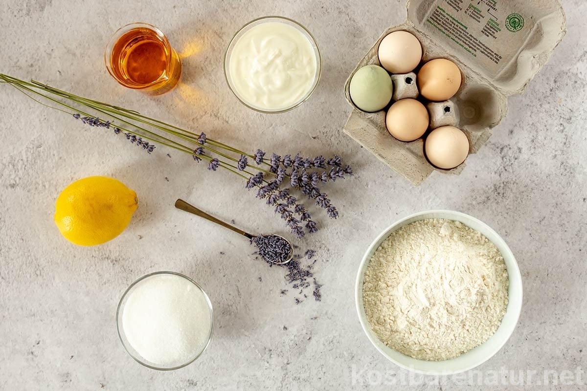 Köstlicher Zitronenkuchen mit Lavendel lässt sich einfach zubereiten und duftet im ganzen Haus herrlich nach den aromatischen Blüten.