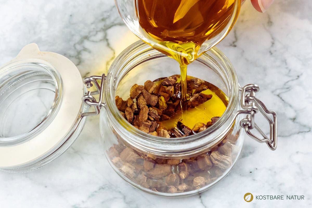 Öl über Klettenwurzeln kippen