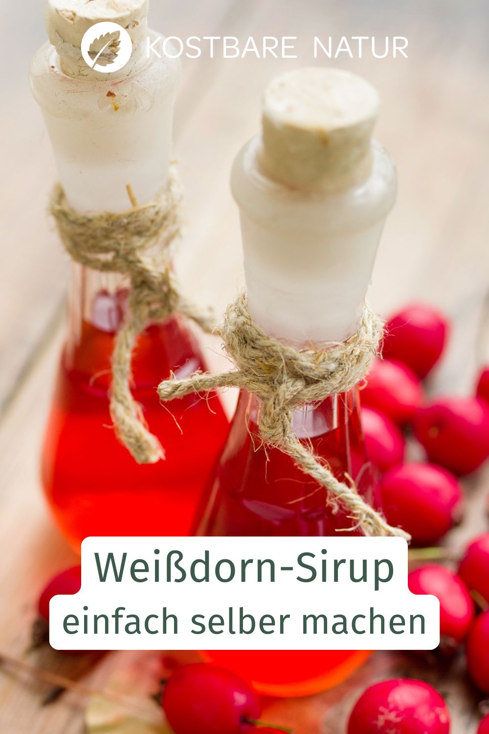 Die heilkräftigen Weißdornbeeren lassen sich im Handumdrehen zu einem beruhigenden und kreislaufstärkenden Weißdorn-Sirup verarbeiten.