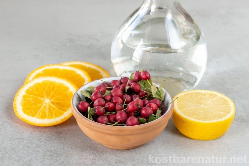 Fruchtige Obstbrände lassen sich mit den Beeren vom Weißdorn einfach verfeinern und mit heilsamen Inhaltsstoffen bereichern.