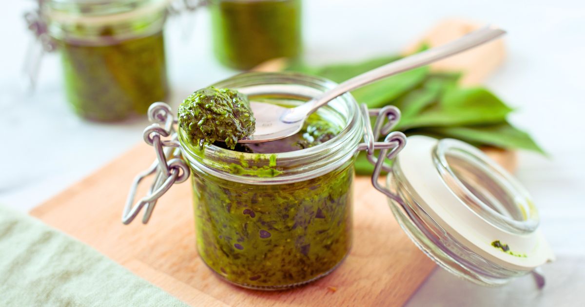 Bärlauchpesto selber machen – Rezept für das gesunde Knoblaucharoma im Glas