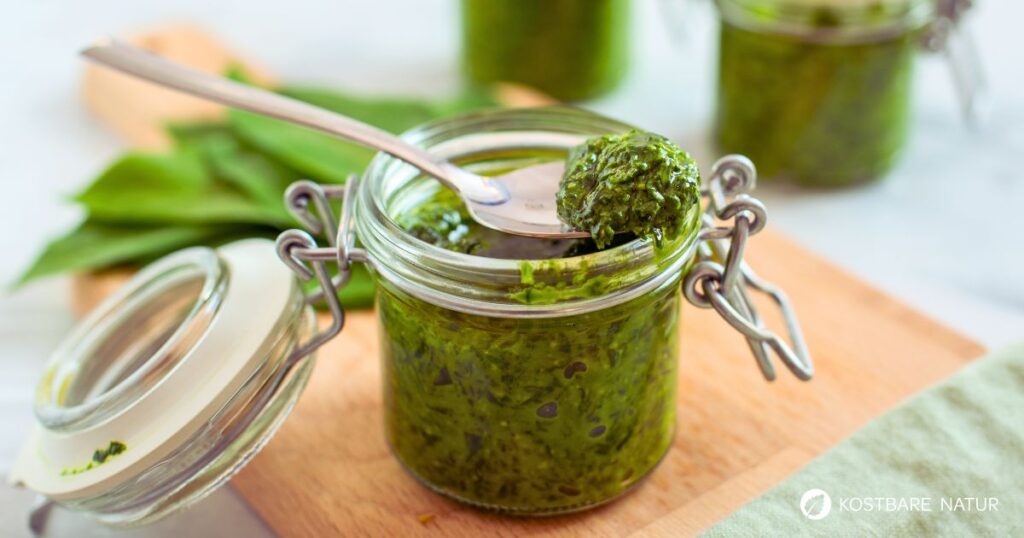 Bärlauchpesto ist eine einfache und besonders schmackhafte Methode, den gesunden Bärlauch zu verarbeiten.