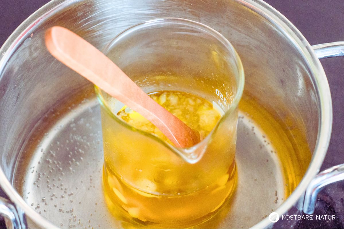 Aus einfachen Zutaten ist die heilende Gänseblümchensalbe ganz schnell hergestellt und erspart dir den Kauf teurer Wund- und Heilsalben.